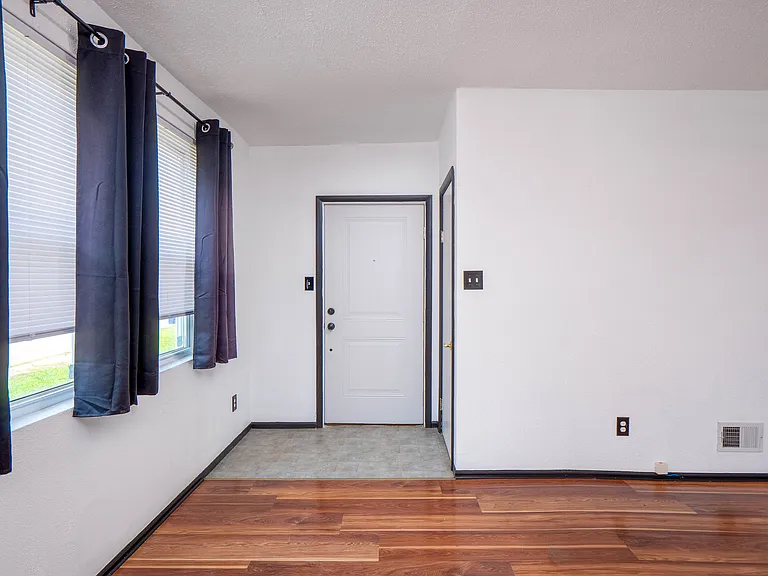 327 W Felton Ave — Photo 16