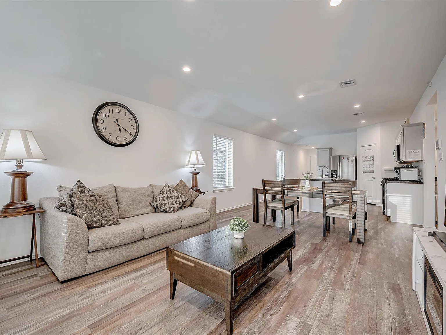 3 bed, 2.0 bath, 1293 sqft, $2,300 — Photo 4