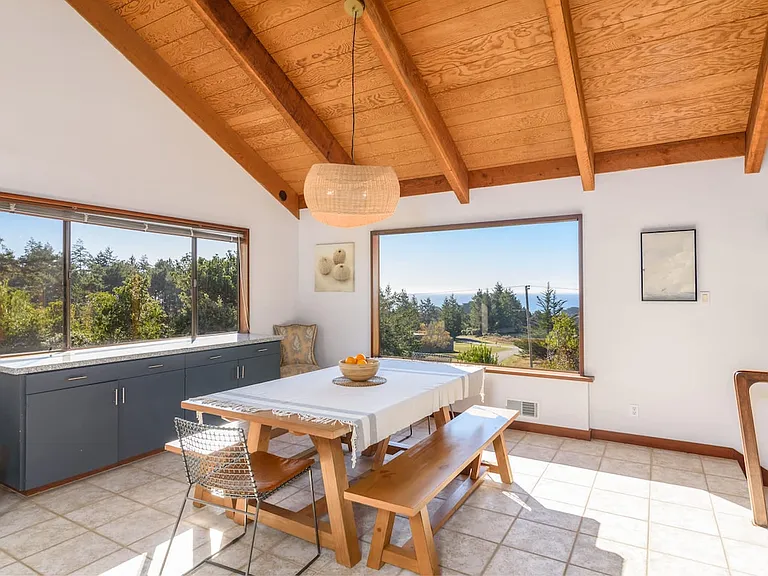 38051 Foothill Close — Photo 9
