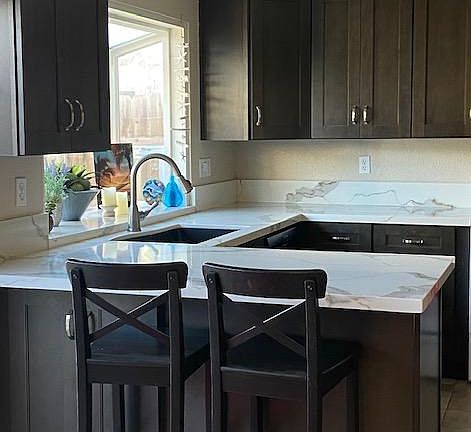 Kitchen & Bar stool area