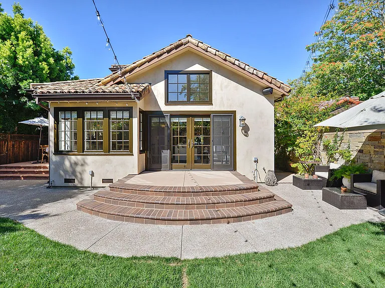 1201 University Dr — Photo 23