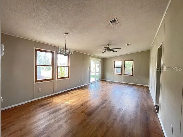 909 Orchid St — Photo 6