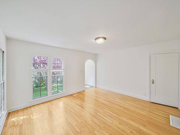 4th image of 937 9th St #937