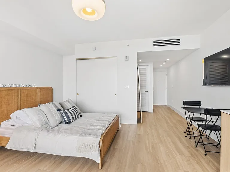 90 NE 32nd #1018 — Photo 3