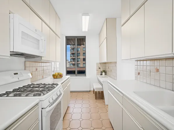 1441 Third Avenue image 7 of 8