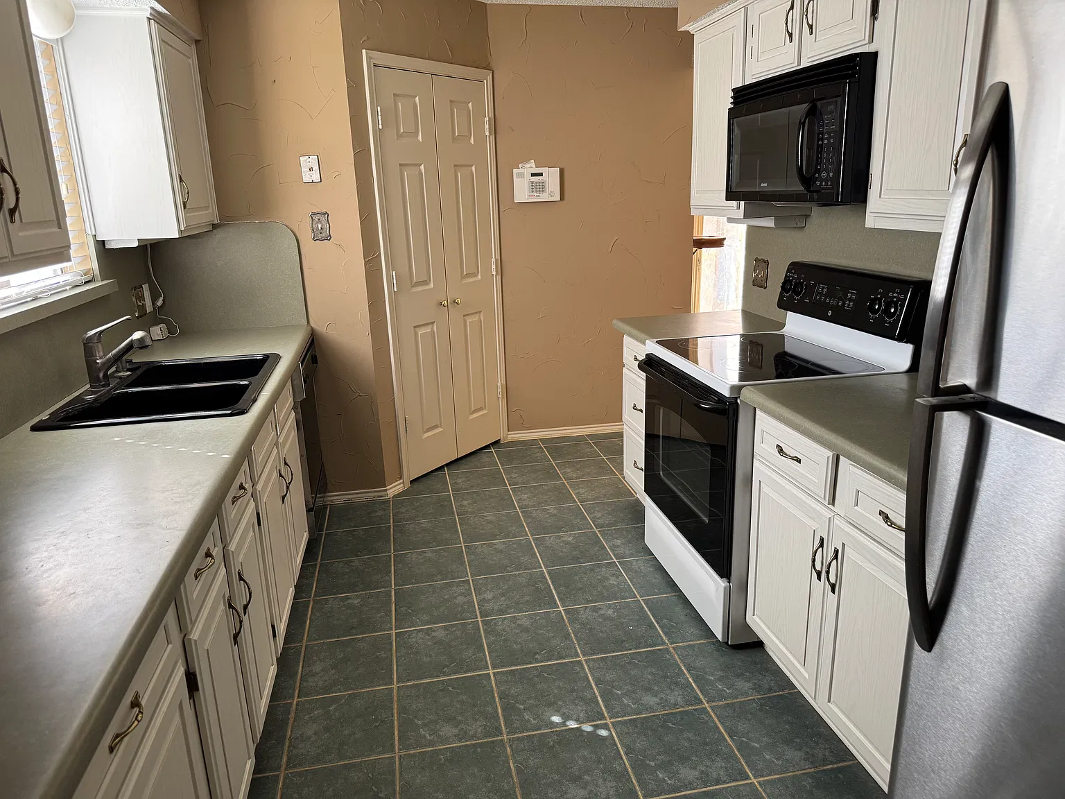 2 bed, 1609 sqft, $1,975 — Photo 3