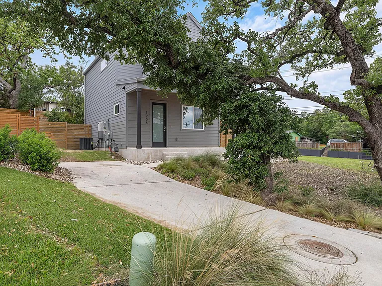 1206 Sarabeth Way — Photo 4