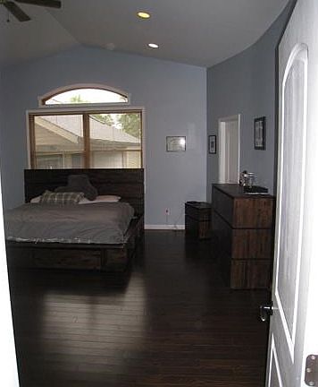 walk in to master bedrm