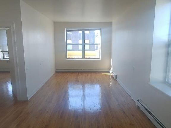 3rd image of 171 Woodlawn Ave APT 2