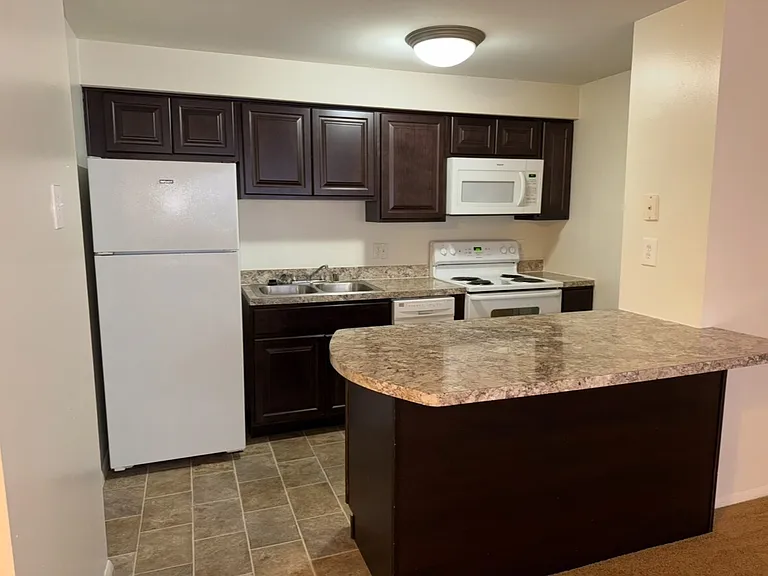 Heritage Court Apartments — Photo 16