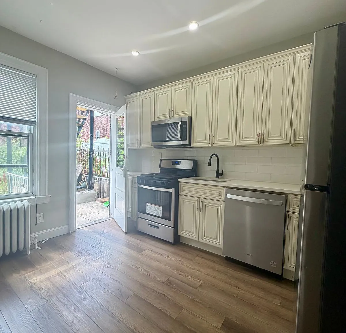 3 bed, 1.0 bath, 1500 sqft, $3,400 — Photo 2