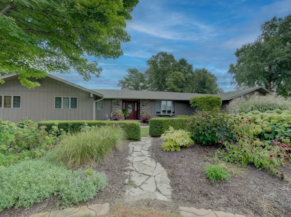 1692 N Blue Bell Bend Rd, Watseka, IL 60970