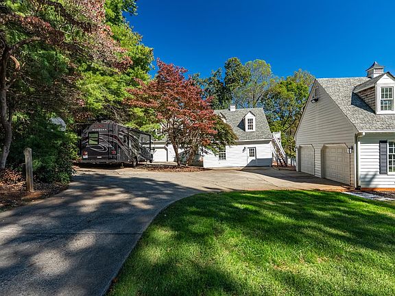 3rd image of 207 Fox Runn Dr