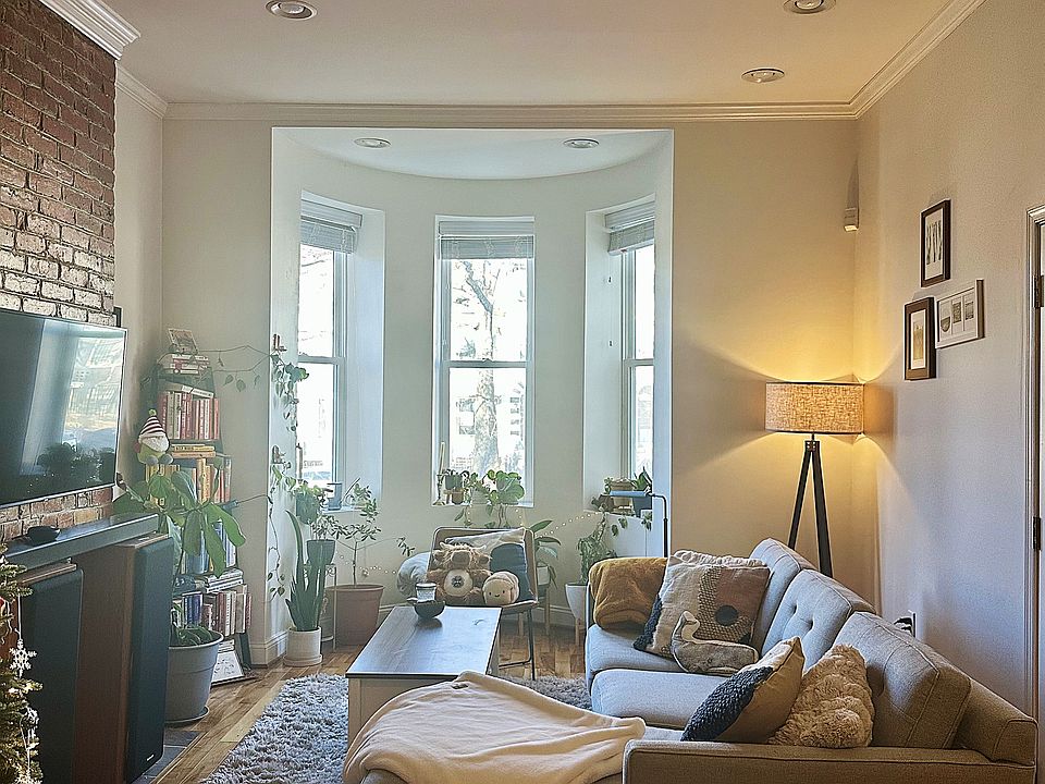 Living Room (note: furnishings belong to current tenants.)
