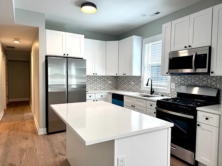 1709 N Maplewood Ave #3F — Photo 2
