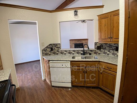 4th image of 814 NE 17th Ct