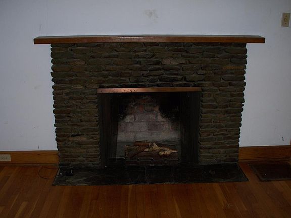 Fireplace in living toom