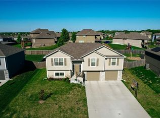 1007 SW Chickadee Dr, Oak Grove, MO 64075