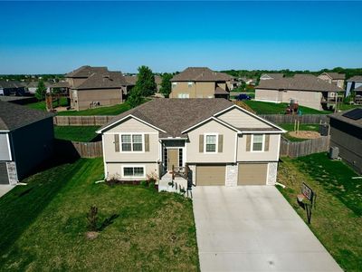1007 SW Chickadee Dr, Oak Grove, MO, 64075