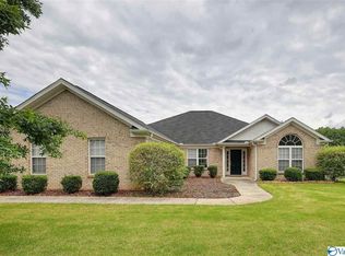 206 Forrest Oak Ln, Huntsville, AL 35811