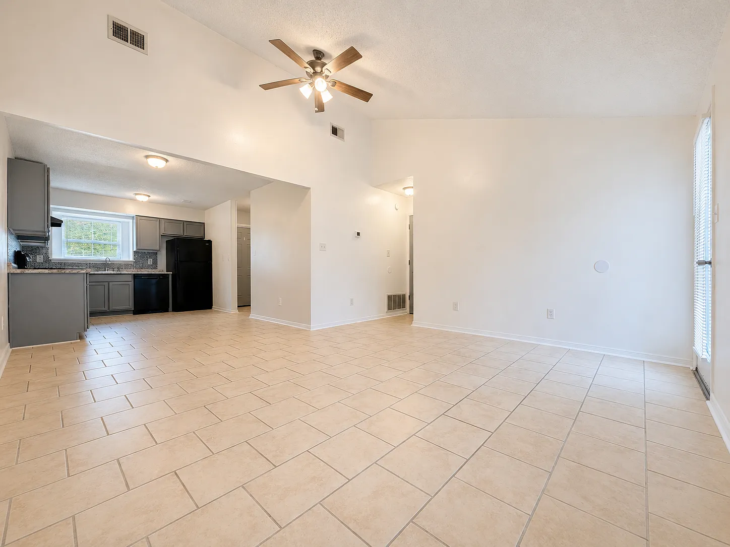 2 bed, 1100 sqft, $1,385 — Photo 2