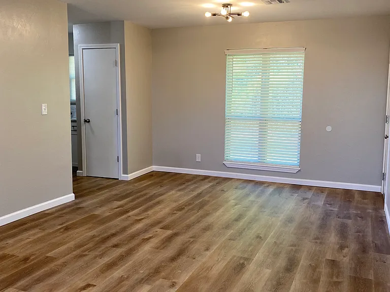 415 Eaton Dr — Photo 3