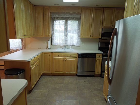 5th image of 24 Cromwell Cir