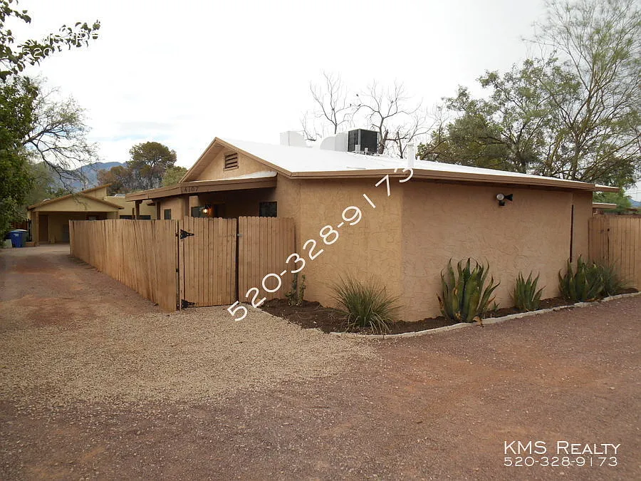 4107 E Los Robles St
