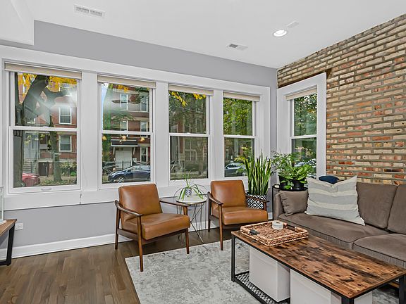 3rd image of 2310 N Leavitt St #1