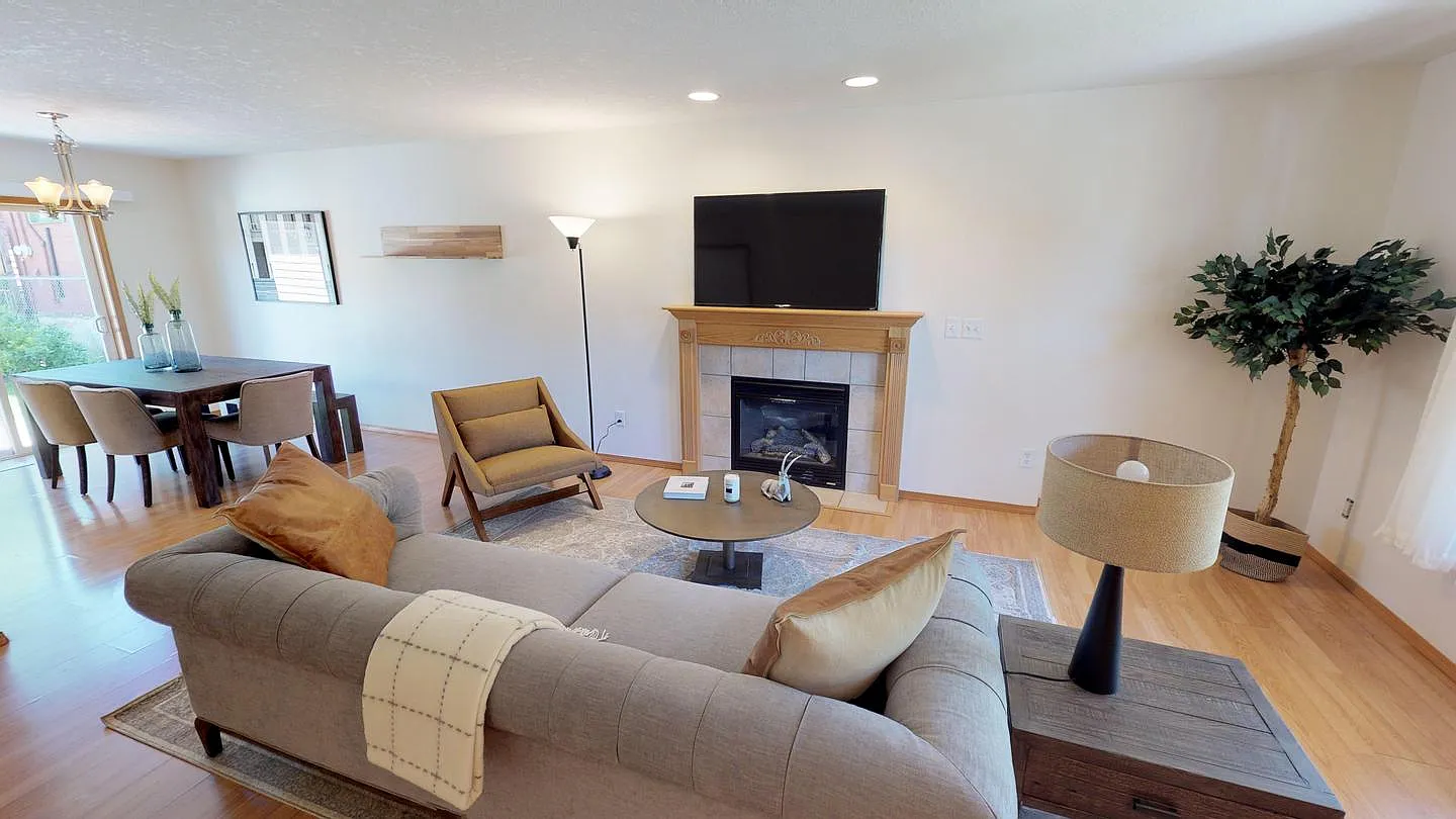 Great-Value Concordia living! Spacious 5BR home near Alberta Park — Photo 2