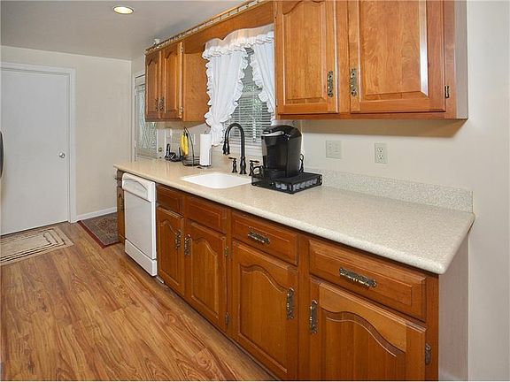 4th image of 1304 Clearview Dr