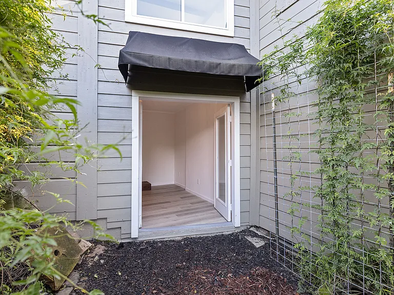 254 Throckmorton Ave #C — Photo 2