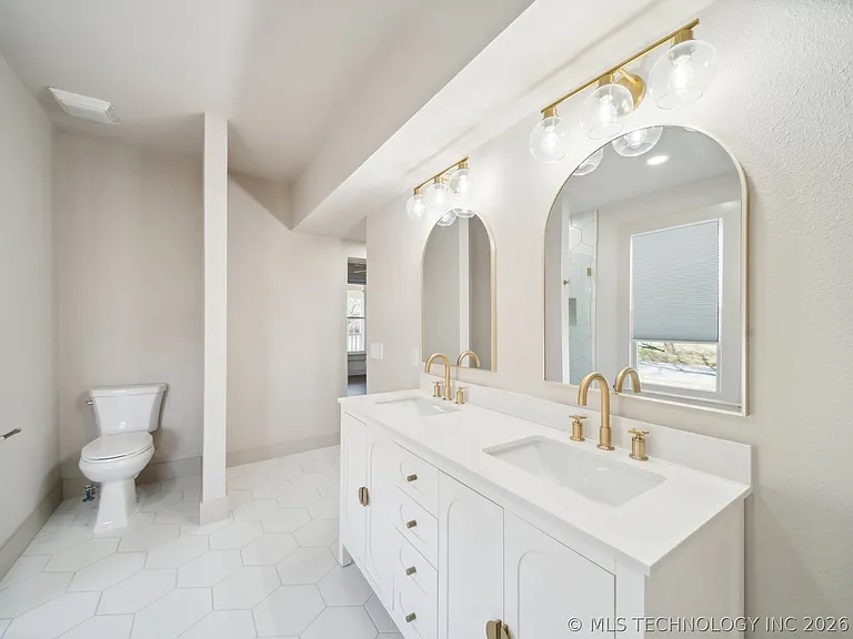 221 W Detroit St — Photo 14