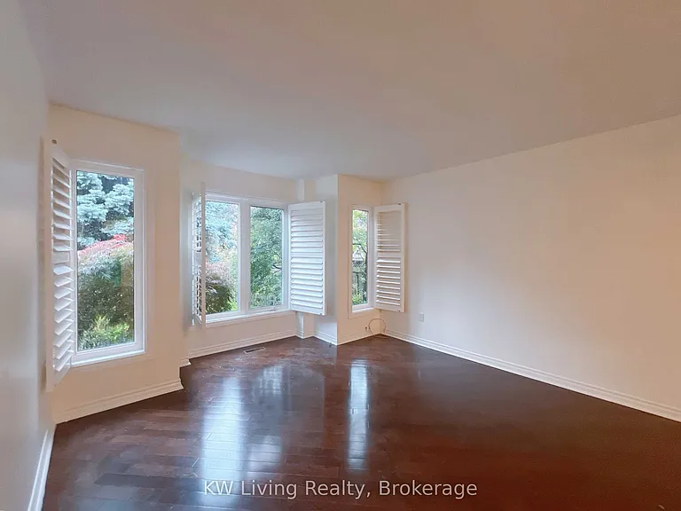 47 Waltham Cres — Photo 5