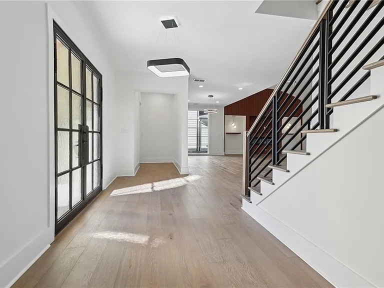120 Thome Dr — Photo 29