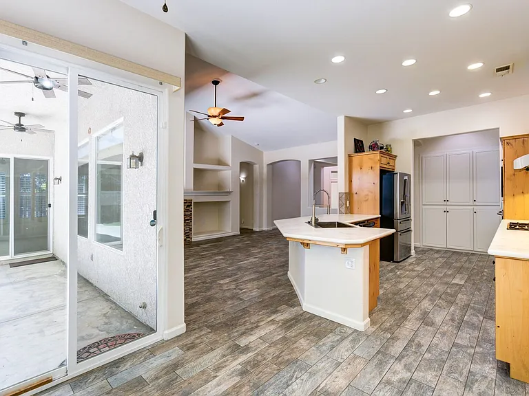 2418 Warner Ave — Photo 7