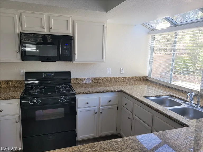 8428 Oyster Dr — Photo 12