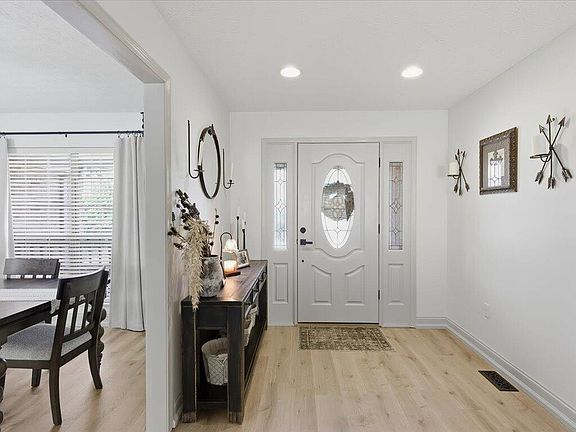 3rd image of 1077 Bartlett Dr