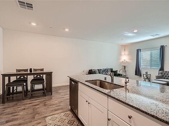 4th image of 527 Clearsable Ave