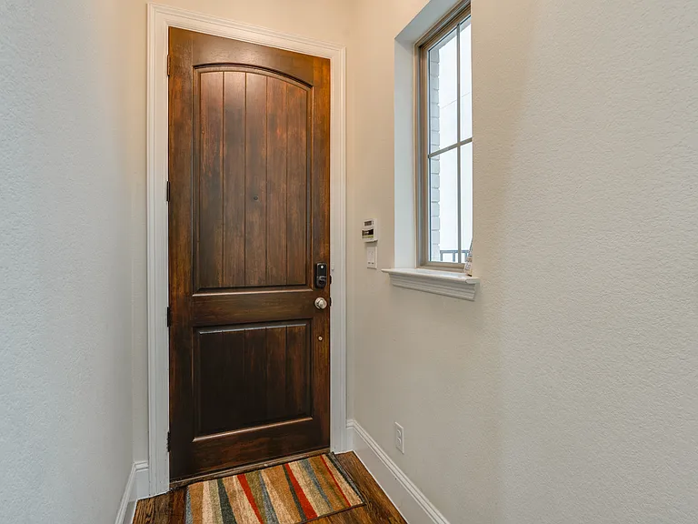 625 Surrey Ln — Photo 12
