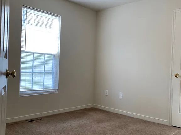 4th image of 813 Atkins Ln