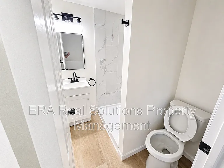 126 S Oakley Ave — Photo 9