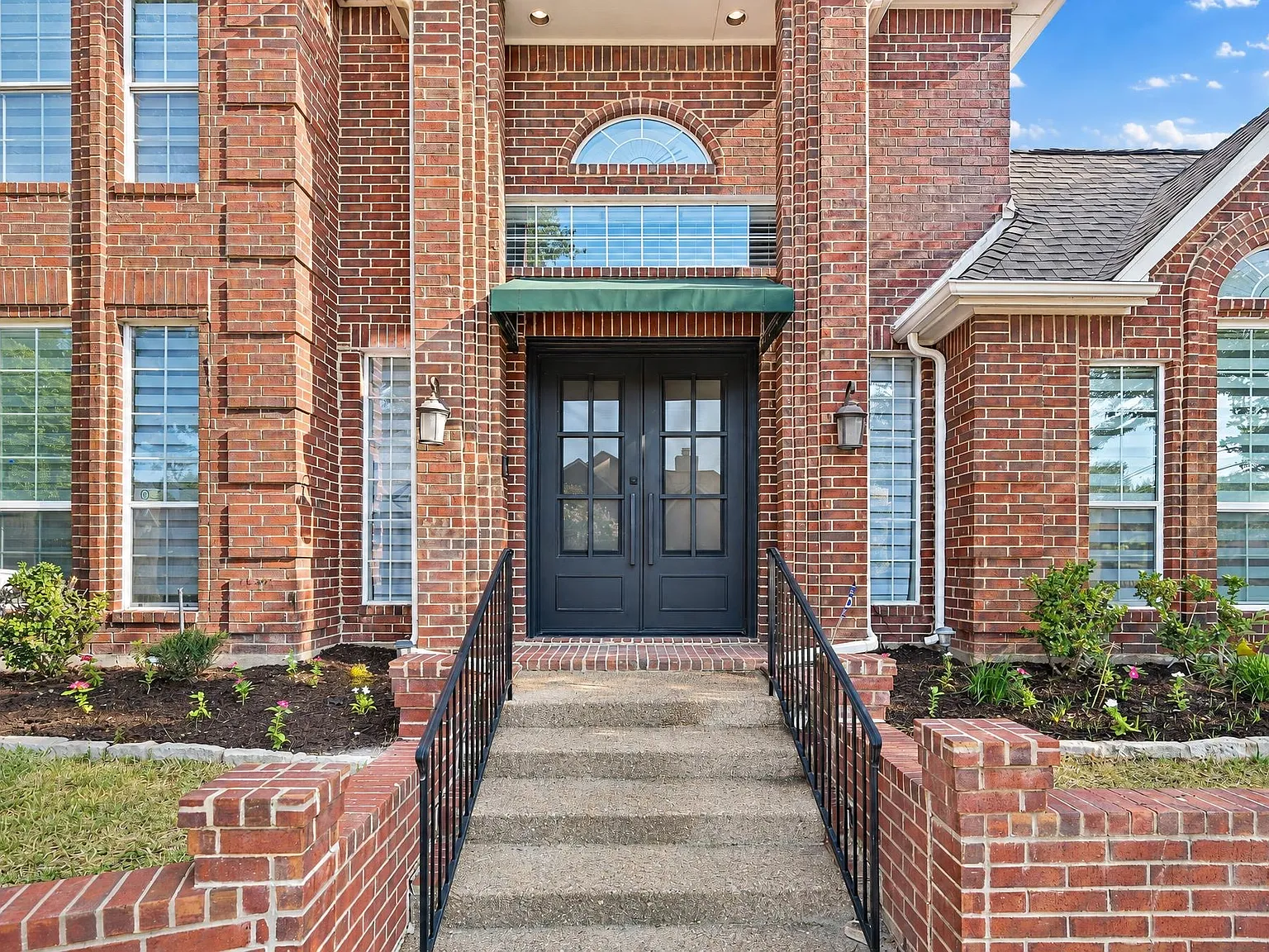 5 bed, 4012 sqft, $4,500 — Photo 3