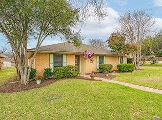 401 Meadow Ridge Dr, Cedar Hill, TX 75104
