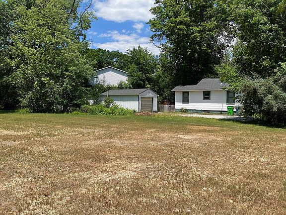 Side with unowned empty lot