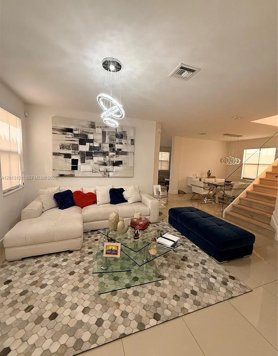 4 bed, 2650 sqft, $5,800 — Photo 4