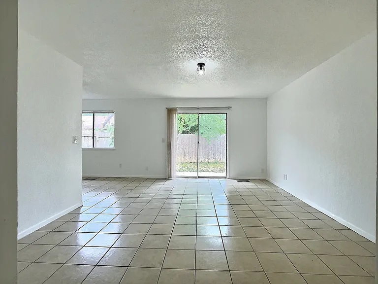 1543 E 66th Pl — Photo 4