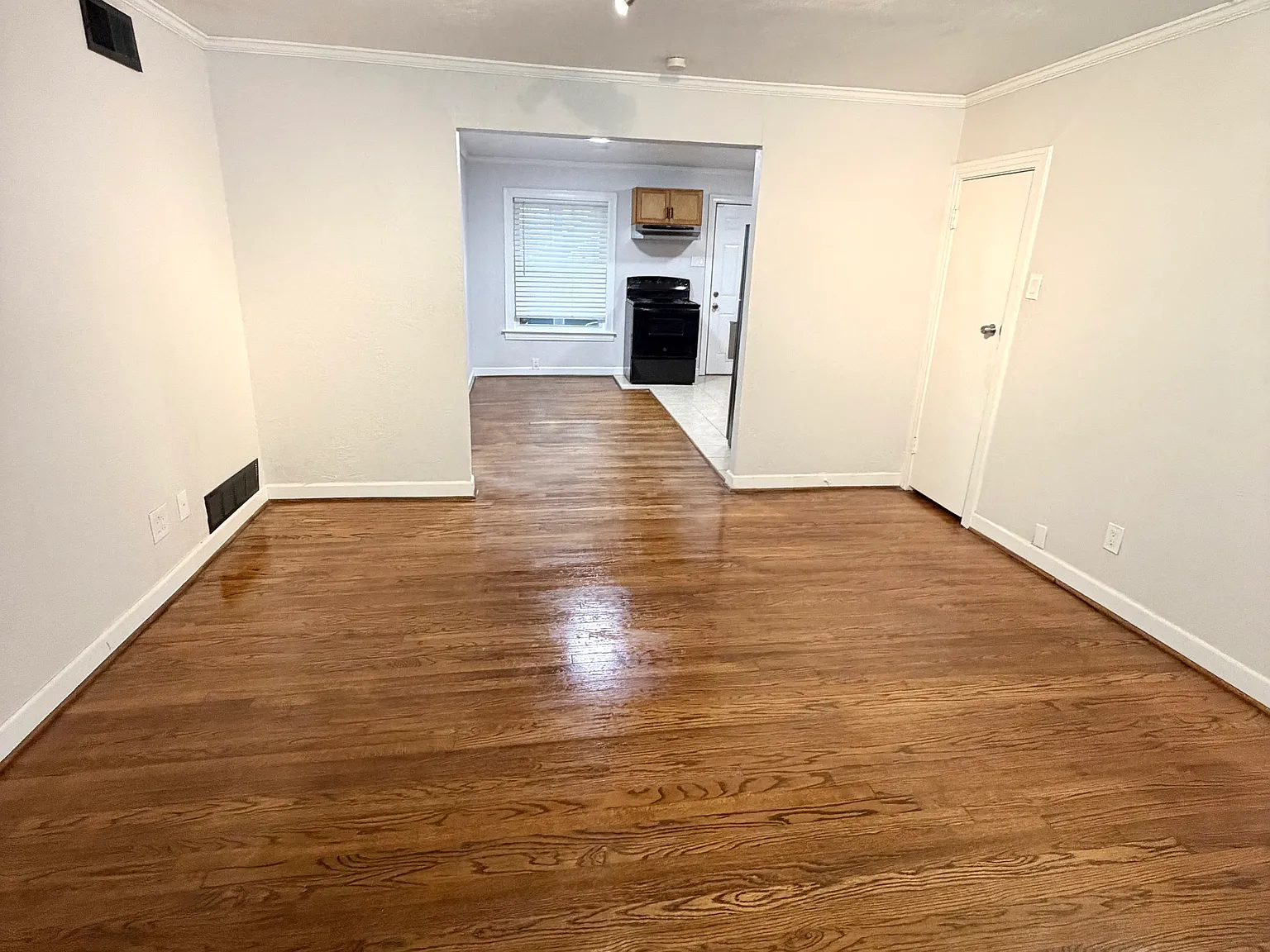 2 bed, 1100 sqft, $2,050 — Photo 2