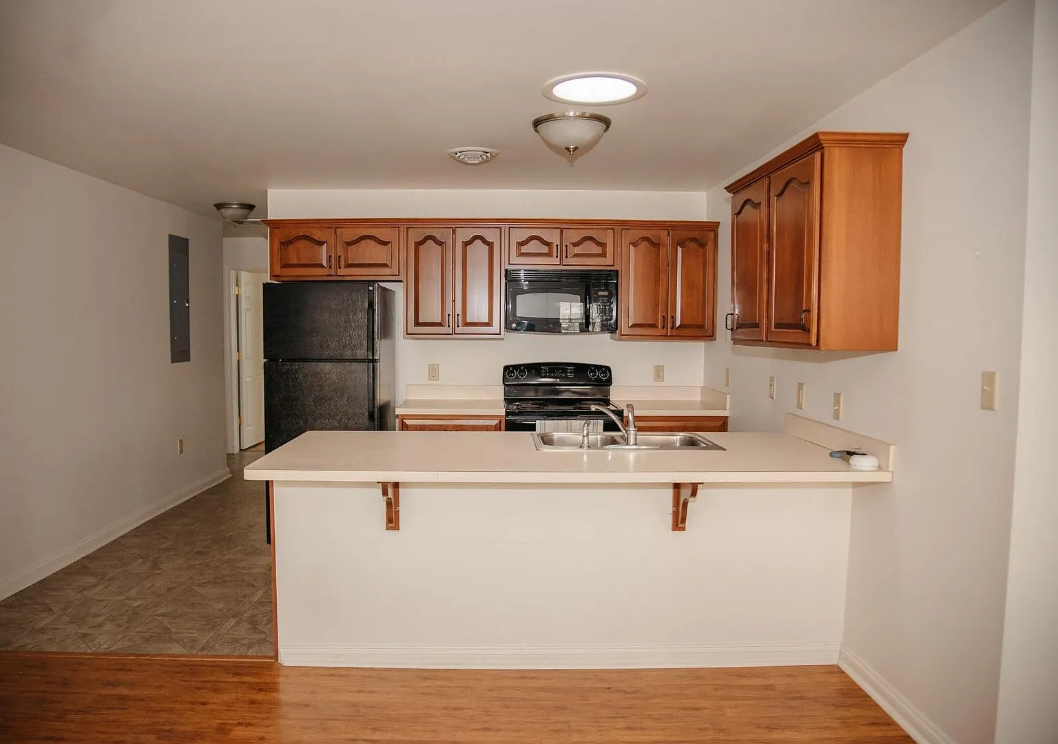 2 Bedroom, 1 Bath, 1st Floor Living, 1 Car Garage. — Photo 4