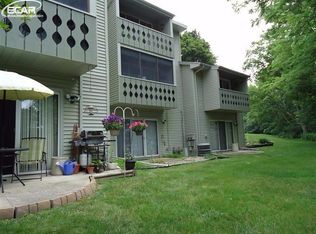543 Oakbrook Cir, Flushing, MI 48433